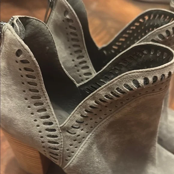 Gray Vince Camuto Suede Ankle Boots 7.5 - Picture 3 of 11
